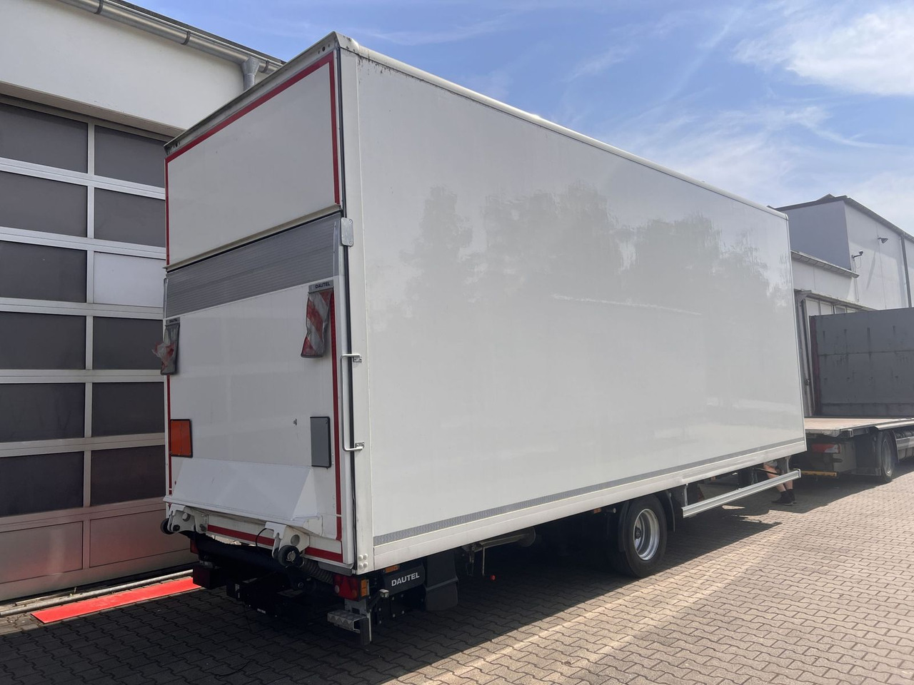Ackermann 1 Achs Kofferanhänger mit Ladebordwand 10,5 t G - Piekabe slēgtā virsbūve: foto 1 Ackermann 1 Achs Kofferanhänger mit Ladebordwand 10,5 t G - Piekabe slēgtā virsbūve: foto 1