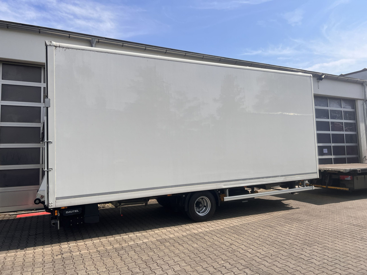 Ackermann Z-KA-F10.5/7,5 1 Achs Kofferanhänger mit Ladebordwand 10,5 t GG - Piekabe slēgtā virsbūve: foto 5 Ackermann Z-KA-F10.5/7,5 1 Achs Kofferanhänger mit Ladebordwand 10,5 t GG - Piekabe slēgtā virsbūve: foto 5