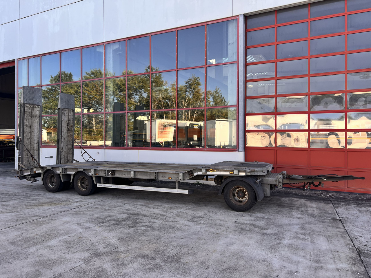 Humbaur HTD 30 3 Achs Tiefladeranhänger, verzinkt - Piekabe zema profila platforma: foto 1 Humbaur HTD 30 3 Achs Tiefladeranhänger, verzinkt - Piekabe zema profila platforma: foto 1