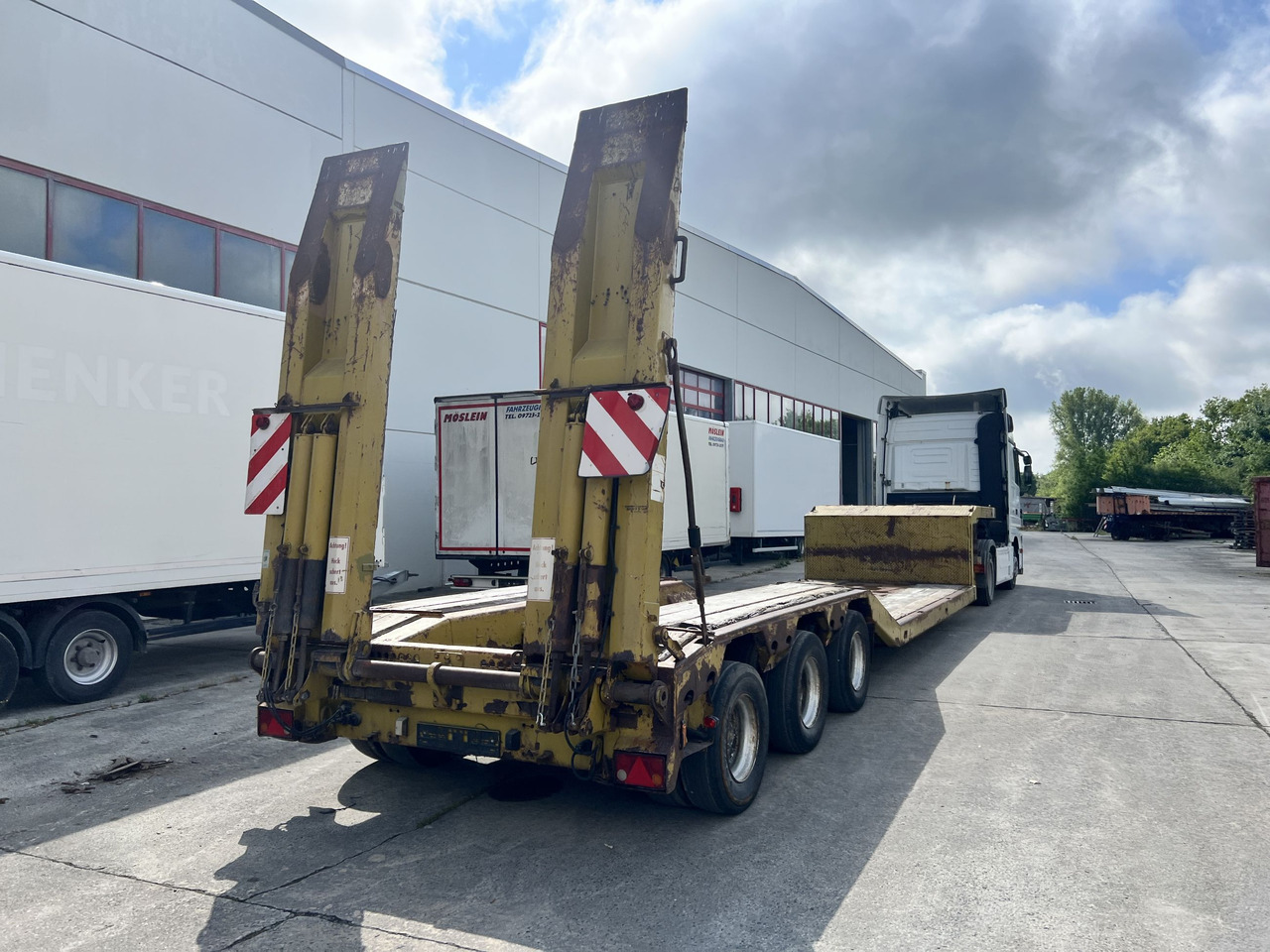 LANGENDORF SATBUE 30/38 3 Achs Tiefbett- Satteltieflader - Puspiekabe zema profila platforma: foto 3 LANGENDORF SATBUE 30/38 3 Achs Tiefbett- Satteltieflader - Puspiekabe zema profila platforma: foto 3