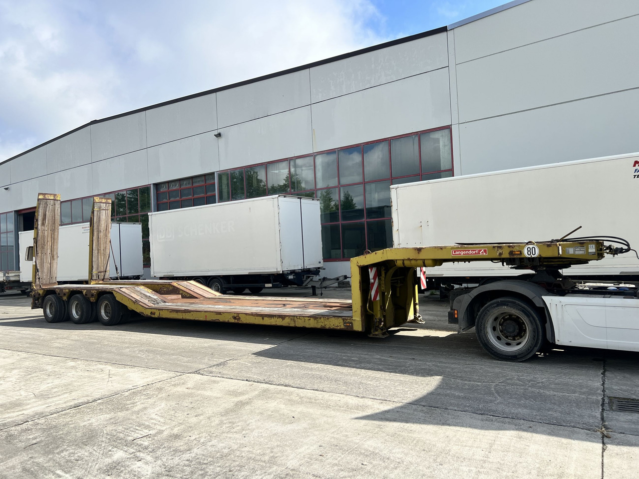 LANGENDORF SATBUE 30/38 3 Achs Tiefbett- Satteltieflader - Puspiekabe zema profila platforma: foto 5 LANGENDORF SATBUE 30/38 3 Achs Tiefbett- Satteltieflader - Puspiekabe zema profila platforma: foto 5