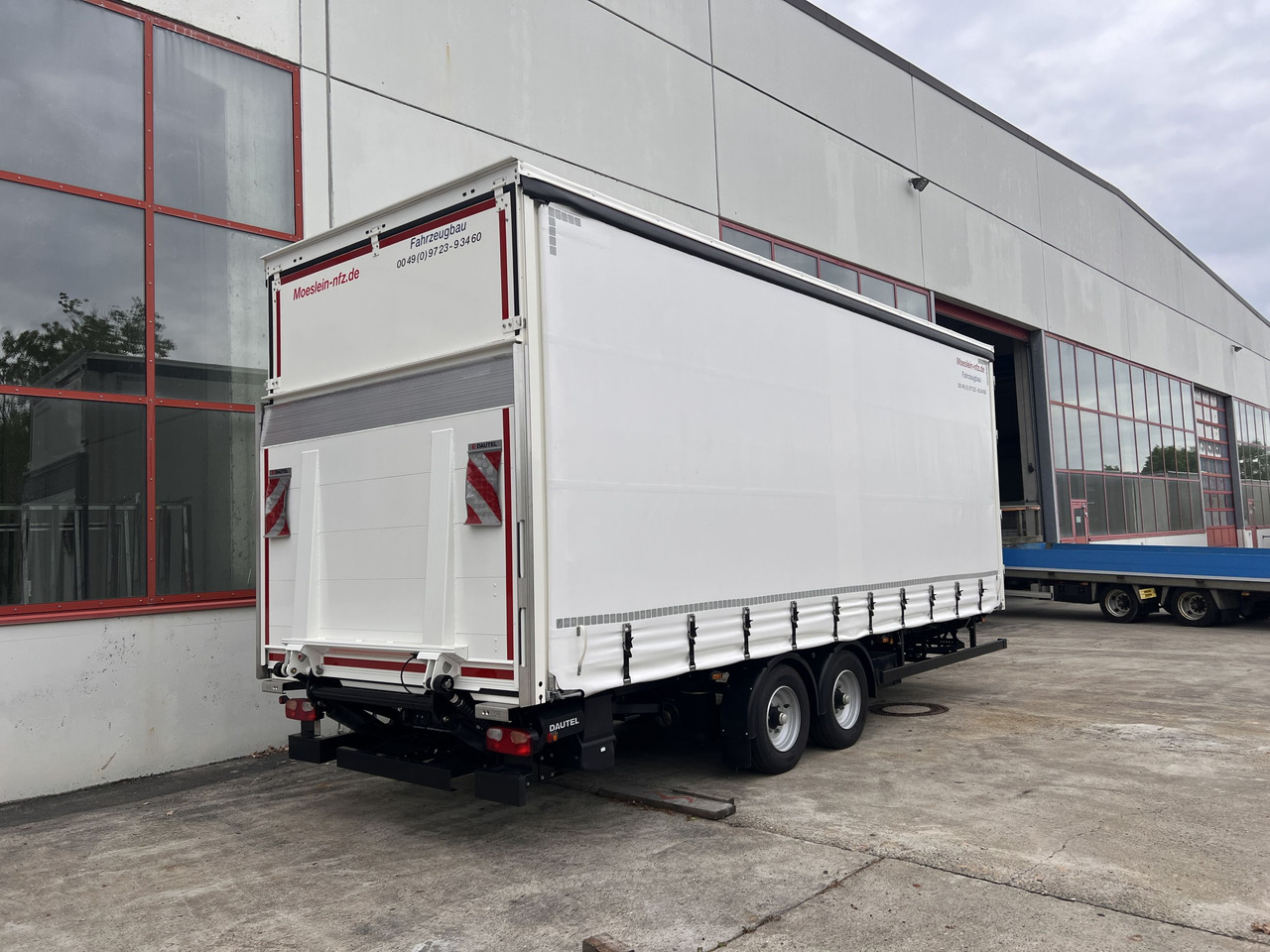 Möslein TPS 105 D-L Planenanhänger, Ladebordwand + Durchladbar neuwertig - Piekabe ar tentu: foto 2 Möslein TPS 105 D-L Planenanhänger, Ladebordwand + Durchladbar neuwertig - Piekabe ar tentu: foto 2