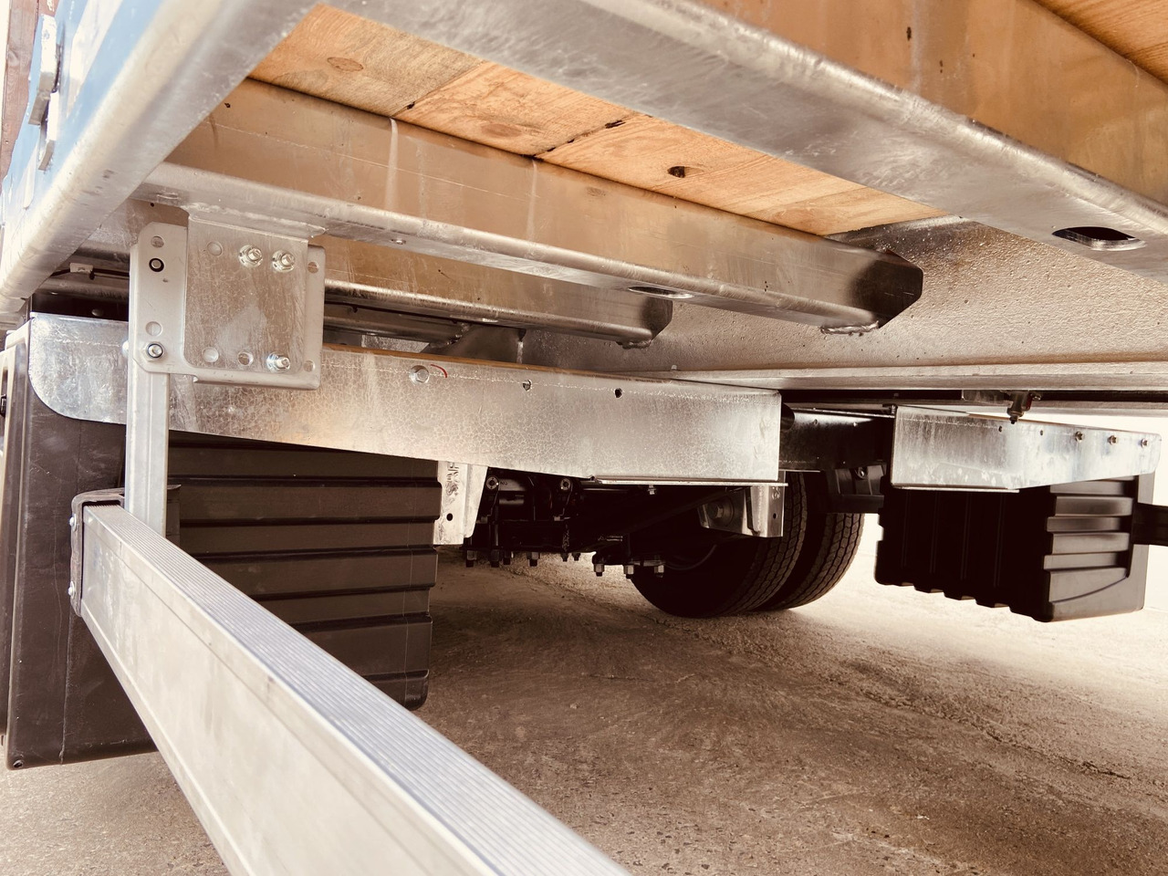 Jaunā Piekabe zema profila platforma pārvadāšana smagās tehnikas Möslein TT 31  31 t GG Tridem- Tieflader 3 Achs, gelenktNeufahrzeug: foto 11