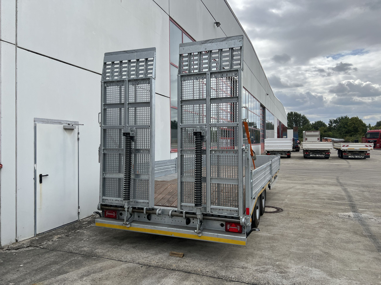 Möslein TT11 BR Neuer Tandemtieflader, breit Rampen - Piekabe zema profila platforma: foto 3 Möslein TT11 BR Neuer Tandemtieflader, breit Rampen - Piekabe zema profila platforma: foto 3