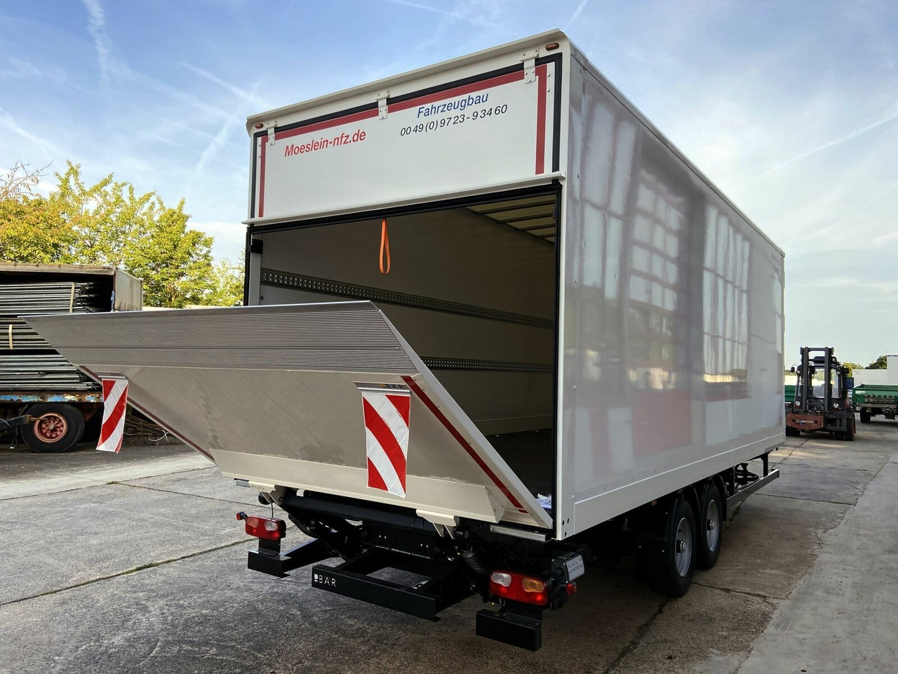 Möslein Tandem Koffer, Ladebordwand 1,5 t + Durchladbar - Piekabe slēgtā virsbūve: foto 2 Möslein Tandem Koffer, Ladebordwand 1,5 t + Durchladbar - Piekabe slēgtā virsbūve: foto 2