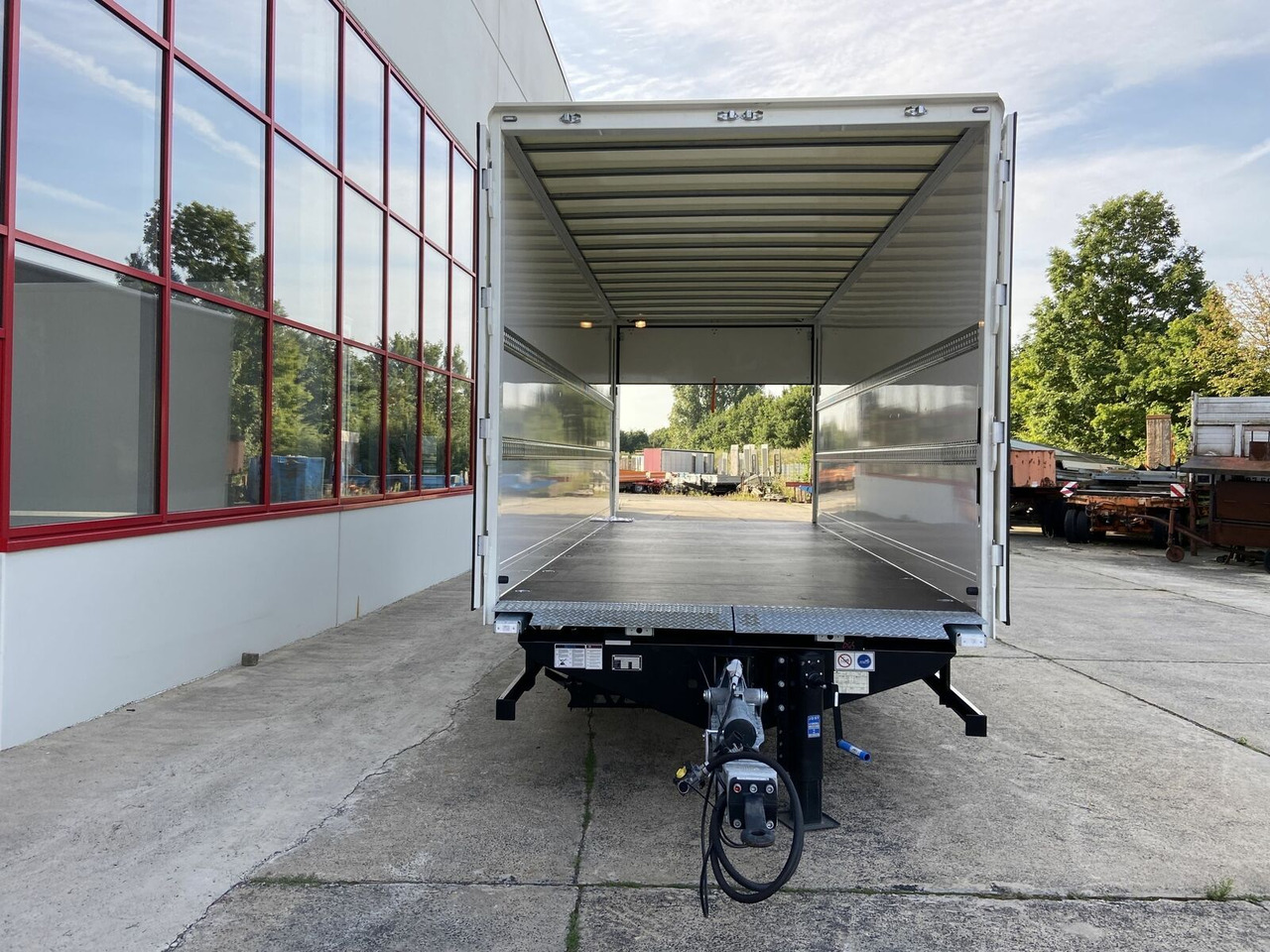 Möslein Tandem Koffer, Ladebordwand 1,5 t + Durchladbar - Piekabe slēgtā virsbūve: foto 3 Möslein Tandem Koffer, Ladebordwand 1,5 t + Durchladbar - Piekabe slēgtā virsbūve: foto 3