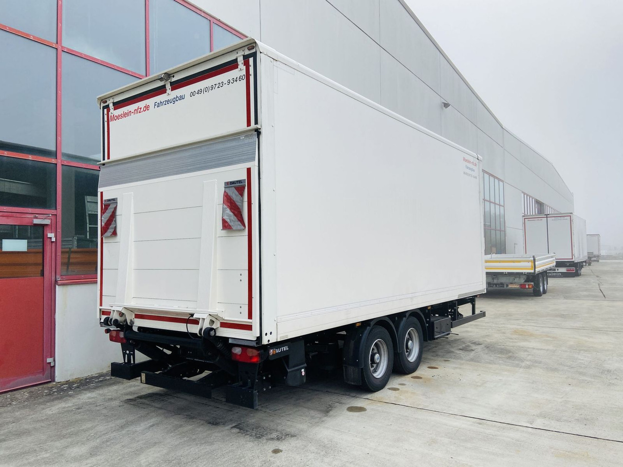 Möslein Tandem Koffer, Ladebordwand 1,5 t + Durchladbar - Piekabe slēgtā virsbūve: foto 2 Möslein Tandem Koffer, Ladebordwand 1,5 t + Durchladbar - Piekabe slēgtā virsbūve: foto 2