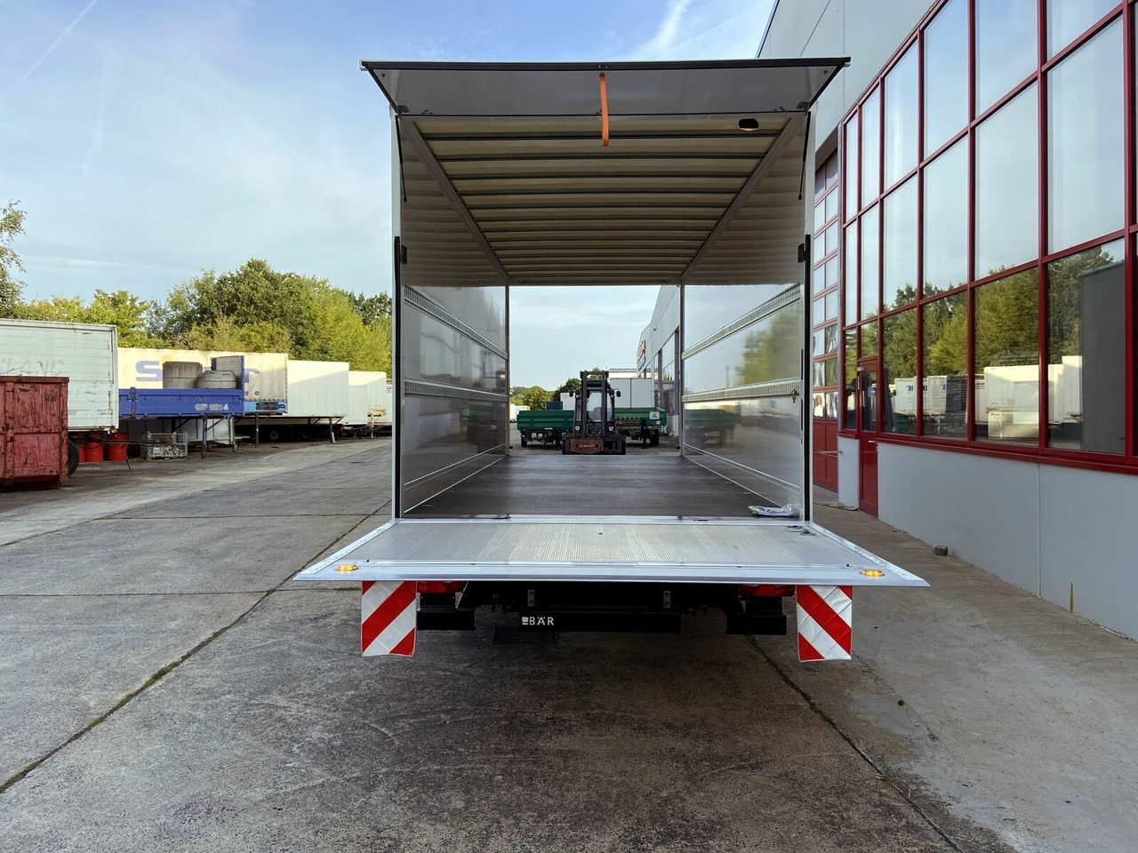 Möslein Tandem Koffer, Ladebordwand 1,5 t + Durchladbar - Piekabe slēgtā virsbūve: foto 4 Möslein Tandem Koffer, Ladebordwand 1,5 t + Durchladbar - Piekabe slēgtā virsbūve: foto 4