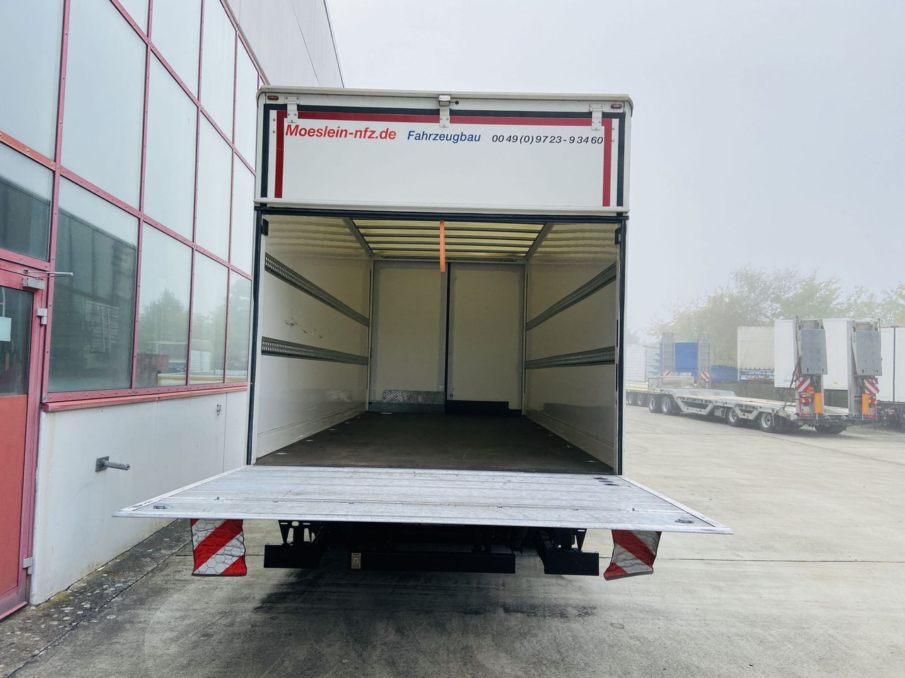 Möslein Tandem Koffer, Ladebordwand 1,5 t + Durchladbar - Piekabe slēgtā virsbūve: foto 4 Möslein Tandem Koffer, Ladebordwand 1,5 t + Durchladbar - Piekabe slēgtā virsbūve: foto 4