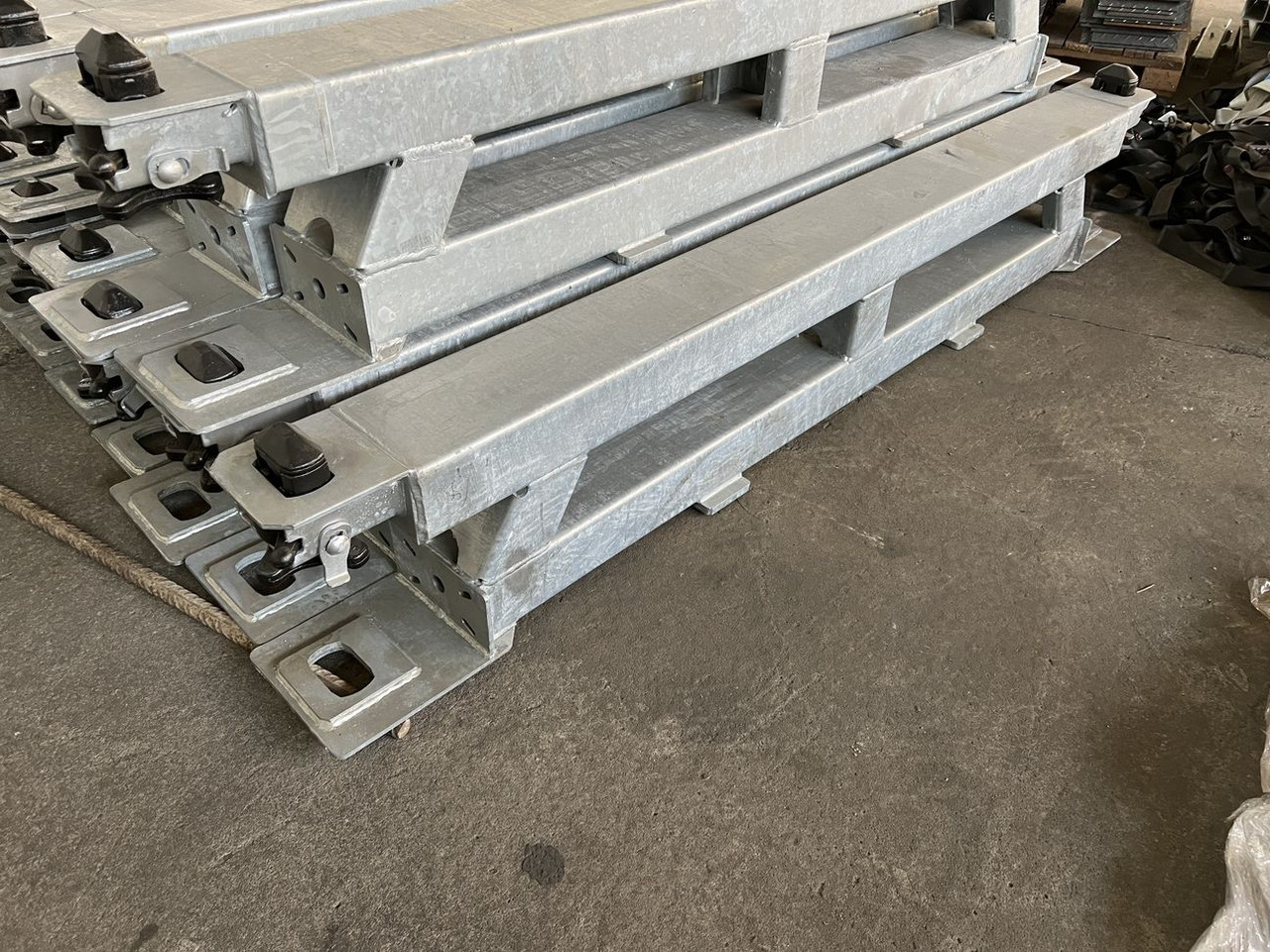 Müller Mitteltal Ausgleichsbock für Satteltieflader incl. Conatinerverschlüssen - Puspiekabe zema profila platforma: foto 4 Müller Mitteltal Ausgleichsbock für Satteltieflader incl. Conatinerverschlüssen - Puspiekabe zema profila platforma: foto 4
