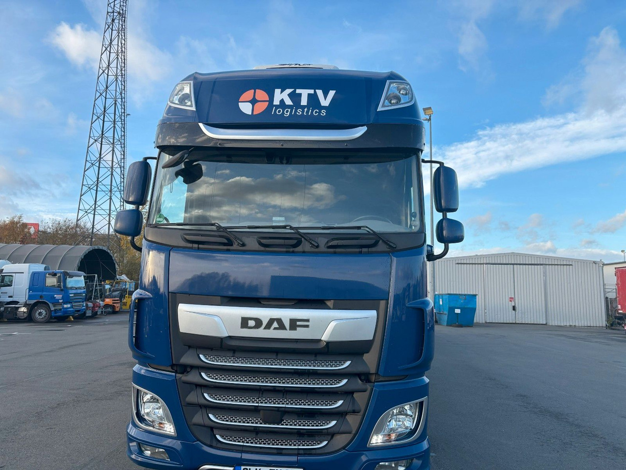 DAF SSC XF 480 Jumbo + Anh Wecon Staplerhalterung - Kravas automašīna ar tentu, Piekabe ar tentu: foto 3 DAF SSC XF 480 Jumbo + Anh Wecon Staplerhalterung - Kravas automašīna ar tentu, Piekabe ar tentu: foto 3