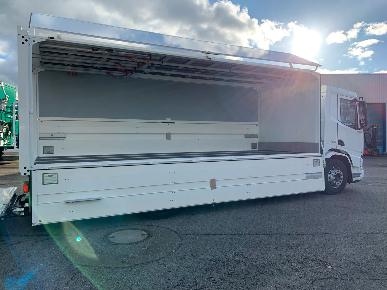 DAF FA XD 370 zikun Swing-Board-Aufbau - Kravas automašīna dzērienu pārvadāšanai: foto 4 DAF FA XD 370 zikun Swing-Board-Aufbau - Kravas automašīna dzērienu pārvadāšanai: foto 4