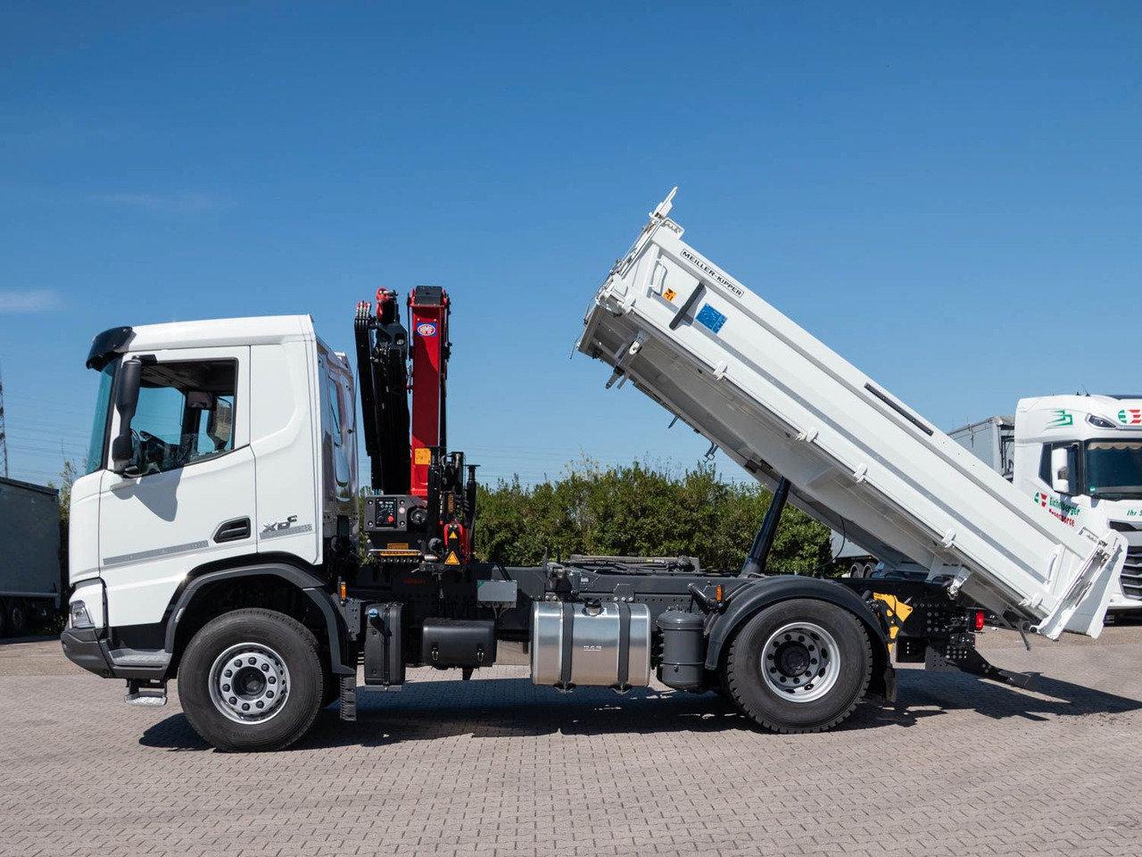 DAF FA XDC 370 Krankipper DAF XDC 370 FA Meiller Krankipper HMF - Kravas auto ar manipulatoru, Kravas automašīna pašizgāzējs: foto 3 DAF FA XDC 370 Krankipper DAF XDC 370 FA Meiller Krankipper HMF - Kravas auto ar manipulatoru, Kravas automašīna pašizgāzējs: foto 3