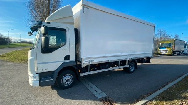 DAF LF 210 8t Pritsche-Plane LBW Tageszulassung DAF FA LF 210 08t Spier Pritsche-Plane - Kravas automašīna ar tentu: foto 1 DAF LF 210 8t Pritsche-Plane LBW Tageszulassung DAF FA LF 210 08t Spier Pritsche-Plane - Kravas automašīna ar tentu: foto 1