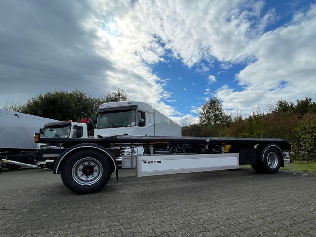 Wielton 2-Achs Außenroller-Abrollanhänger Wielton 2-Achs Außenroller-Abrollanhänger - Multilift/ Būvgružu konteinera piekabe: foto 2 Wielton 2-Achs Außenroller-Abrollanhänger Wielton 2-Achs Außenroller-Abrollanhänger - Multilift/ Būvgružu konteinera piekabe: foto 2