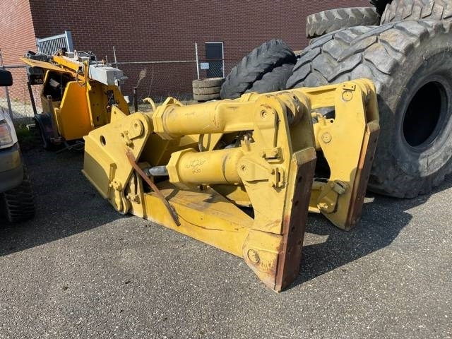 CAT D 8 R Ripper - Irdinātājs - Celtniecības tehnika: foto 1 CAT D 8 R Ripper - Irdinātājs - Celtniecības tehnika: foto 1