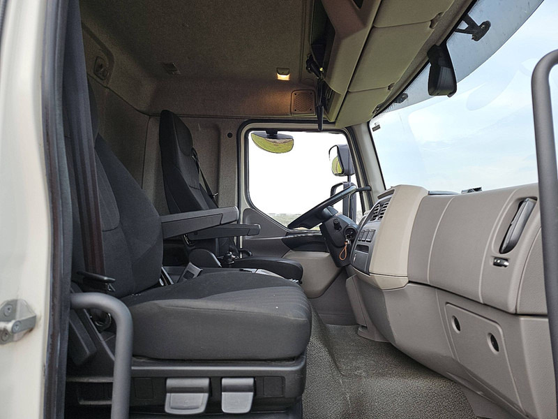 Interior photo 1: Kravas automašīna ar tentu DAF LF 290 16T AIRCO TAILLIFT