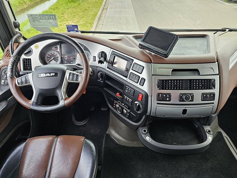 Interior photo 1: Kravas automašīna pašizgāzējs DAF XF 530 8X4 FAW STEEL TIPPER