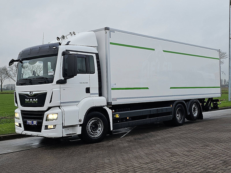 MAN 26.420 TGS 6X2-4 LL LIFT ISOBOX - Kravas automašīna ar slēgto virsbūvi: foto 2 MAN 26.420 TGS 6X2-4 LL LIFT ISOBOX - Kravas automašīna ar slēgto virsbūvi: foto 2