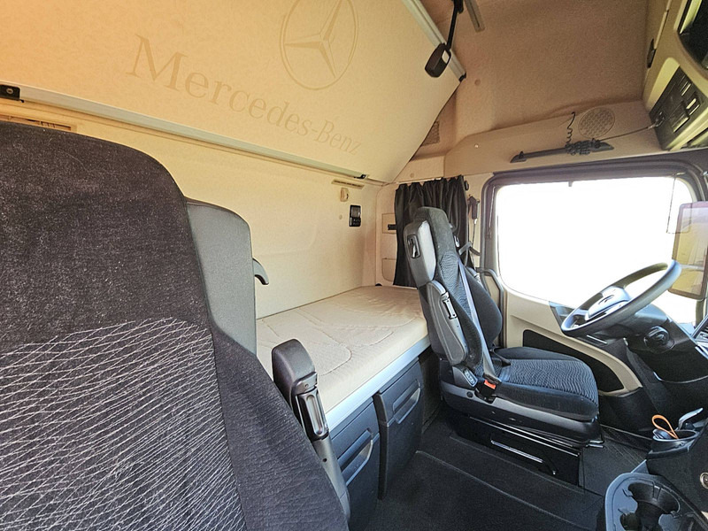 Interior photo 3: Vilcējs Mercedes-Benz ACTROS 1848 LS MP5 GIGASPACE