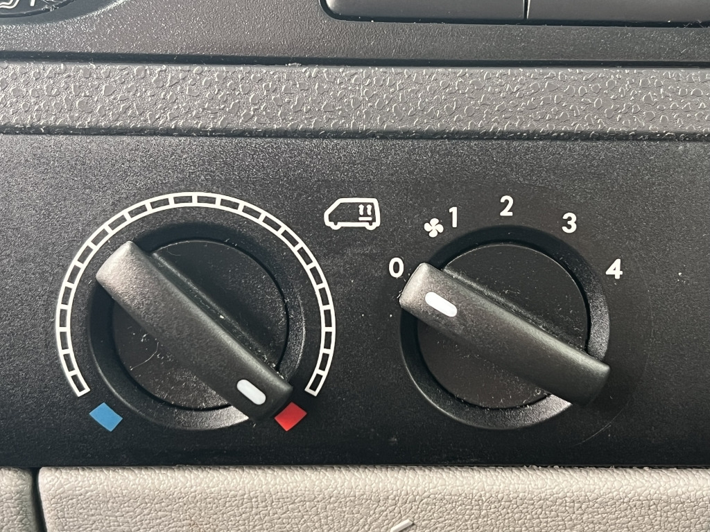 VW T5 Kombi 2,0 TDI BlueMotion Klima 9-Sitzer - Vieglā automašīna: foto 2 VW T5 Kombi 2,0 TDI BlueMotion Klima 9-Sitzer - Vieglā automašīna: foto 2