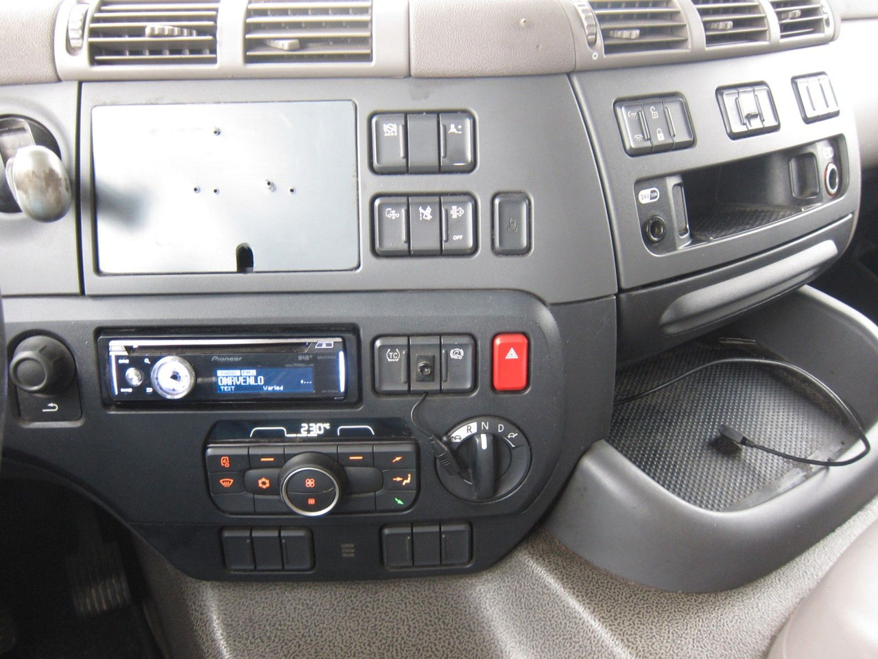 Kravas automašīna ar tentu DAF CF 230 19T Schiebeplane LBW Portalturen: foto 10 Kravas automašīna ar tentu DAF CF 230 19T Schiebeplane LBW Portalturen: foto 10