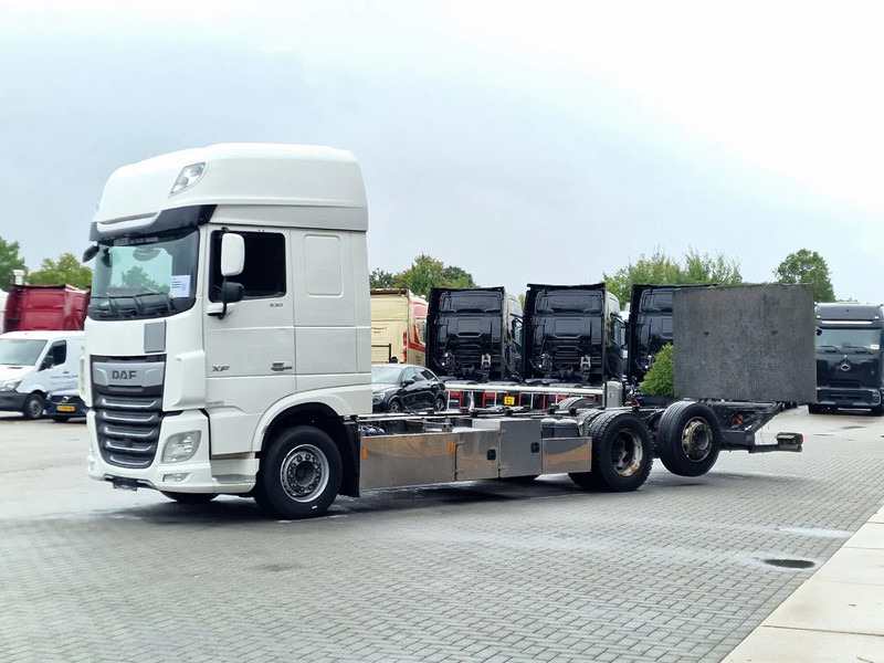 DAF XF 530 SuperSpaceCab 6x2*4 - Chassis 740 cm - Loadlift - Steering axle - Leather - - Šasija kravas automašīna: foto 3 DAF XF 530 SuperSpaceCab 6x2*4 - Chassis 740 cm - Loadlift - Steering axle - Leather - - Šasija kravas automašīna: foto 3