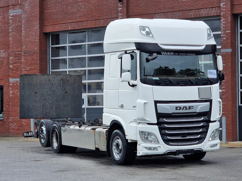 DAF XF 530 SuperSpaceCab 6x2*4 - Chassis 740 cm - Loadlift - Steering axle - Leather - - Šasija kravas automašīna: foto 1 DAF XF 530 SuperSpaceCab 6x2*4 - Chassis 740 cm - Loadlift - Steering axle - Leather - - Šasija kravas automašīna: foto 1