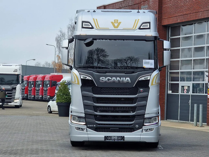 Scania 660S V8 NGS Highline 6x2/4 - New - Full spec - Retarder - Night clima - Led - Leather - Navi - Vilcējs: foto 2 Scania 660S V8 NGS Highline 6x2/4 - New - Full spec - Retarder - Night clima - Led - Leather - Navi - Vilcējs: foto 2