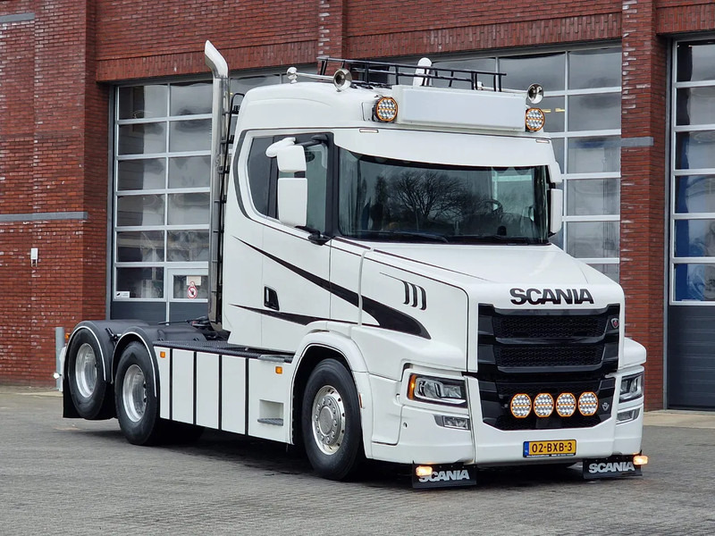 Scania T580 V8 Tuft Torpedo V8 - Custom exterior - Retarder - Full air - Show truck - Stack exhaust - Vilcējs: foto 1 Scania T580 V8 Tuft Torpedo V8 - Custom exterior - Retarder - Full air - Show truck - Stack exhaust - Vilcējs: foto 1