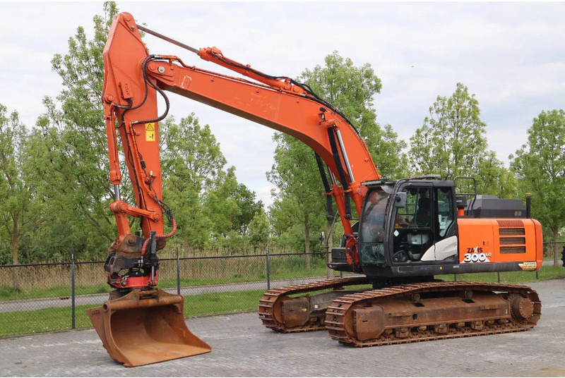 Hitachi ZX300 LC-6 | ROTOTILT | BUCKET | GPS - Kāpurķēžu ekskavators: foto 2 Hitachi ZX300 LC-6 | ROTOTILT | BUCKET | GPS - Kāpurķēžu ekskavators: foto 2