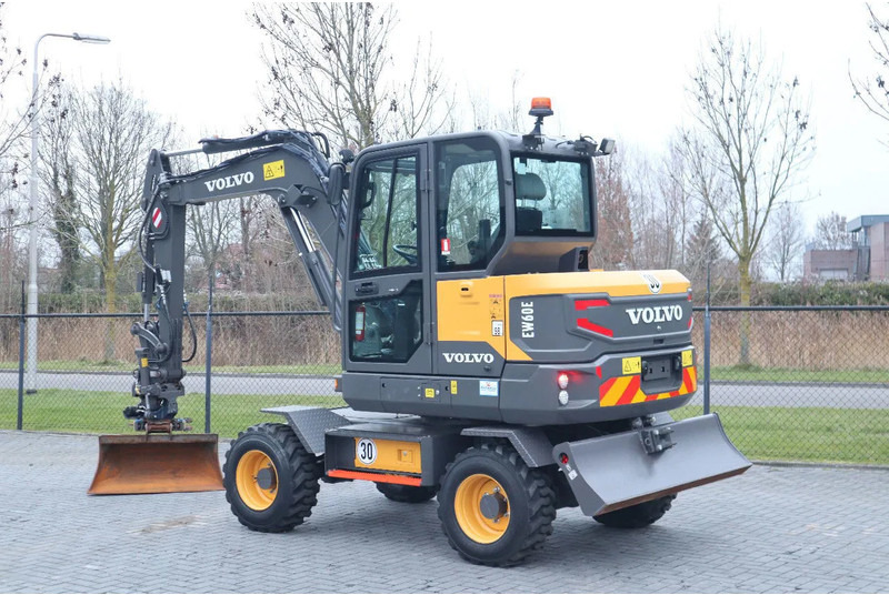 Volvo EW 60 E | DEMO | 30 KM/H | ROTOTILT + GRIPPER | BUCKET - Riteņu ekskavators: foto 3 Volvo EW 60 E | DEMO | 30 KM/H | ROTOTILT + GRIPPER | BUCKET - Riteņu ekskavators: foto 3