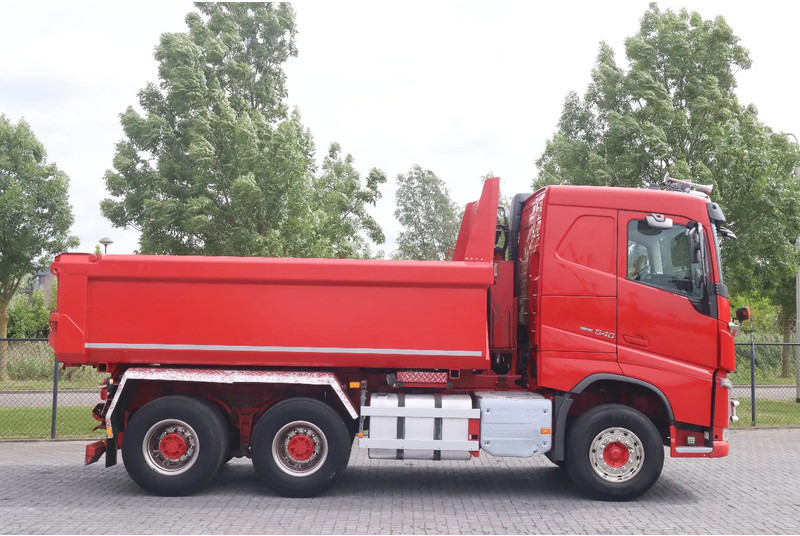 Volvo FH 540 | 6X4 | RETARDER | BIG AXLES | EURO 6 - Kravas automašīna pašizgāzējs: foto 4 Volvo FH 540 | 6X4 | RETARDER | BIG AXLES | EURO 6 - Kravas automašīna pašizgāzējs: foto 4