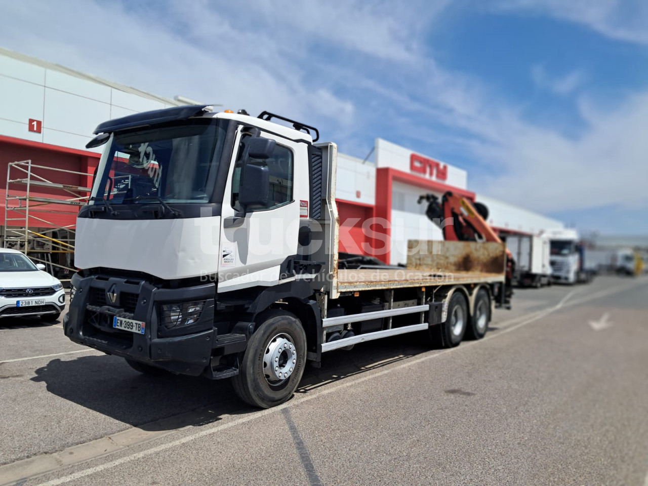 RENAULT C380.26 - Bortu kravas automašīna/ Platforma, Kravas auto ar manipulatoru: foto 1 RENAULT C380.26 - Bortu kravas automašīna/ Platforma, Kravas auto ar manipulatoru: foto 1