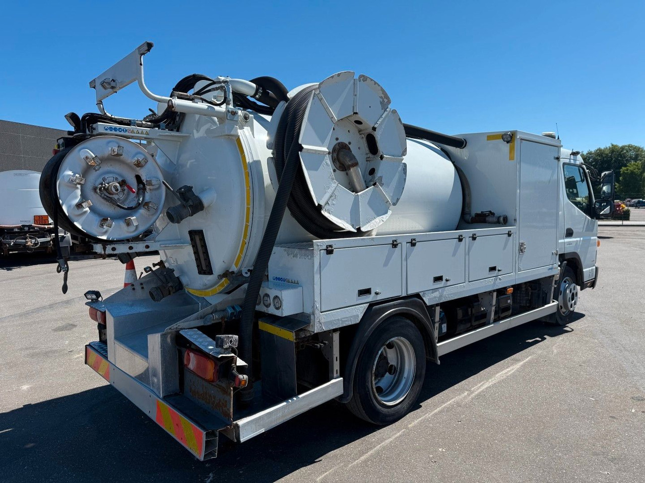 FUSO Canter 9C18 Duonic Rioned 3500 l. Kombi Euro 6 - Asenizācijas mašīna: foto 3 FUSO Canter 9C18 Duonic Rioned 3500 l. Kombi Euro 6 - Asenizācijas mašīna: foto 3