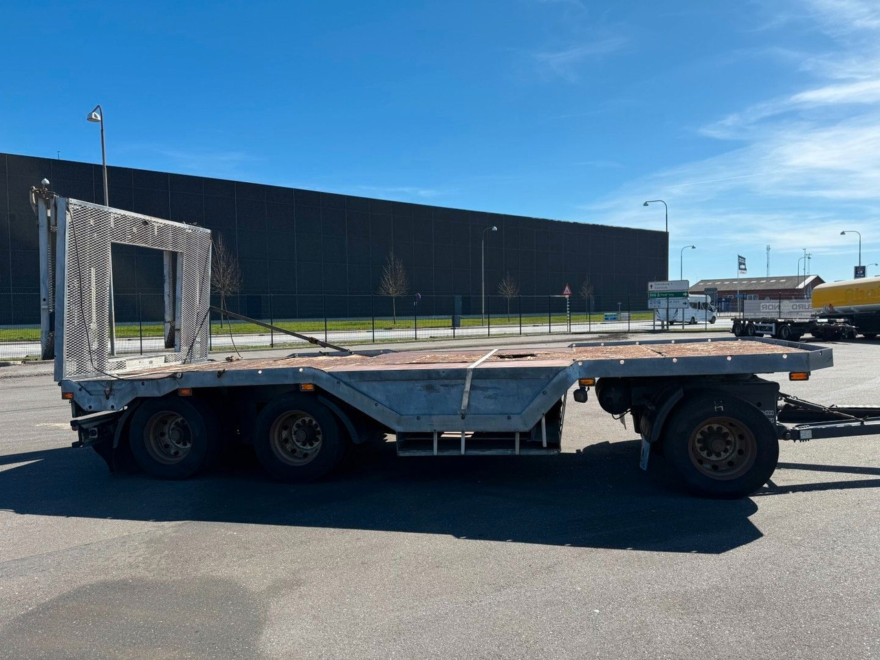 Fliegl FLT328 3 achser Maschinenanhänger mit Radkasten - Piekabe zema profila platforma: foto 3 Fliegl FLT328 3 achser Maschinenanhänger mit Radkasten - Piekabe zema profila platforma: foto 3