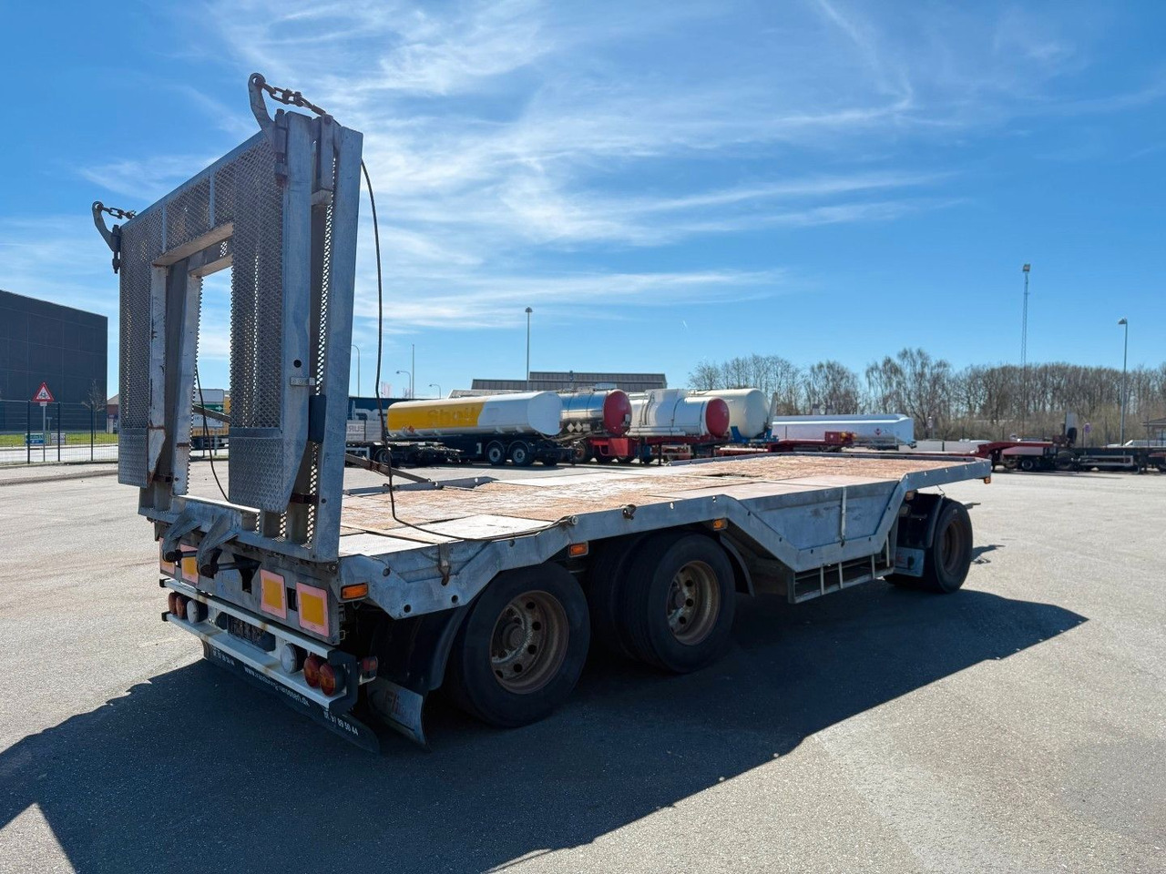 Fliegl FLT328 3 achser Maschinenanhänger mit Radkasten - Piekabe zema profila platforma: foto 4 Fliegl FLT328 3 achser Maschinenanhänger mit Radkasten - Piekabe zema profila platforma: foto 4