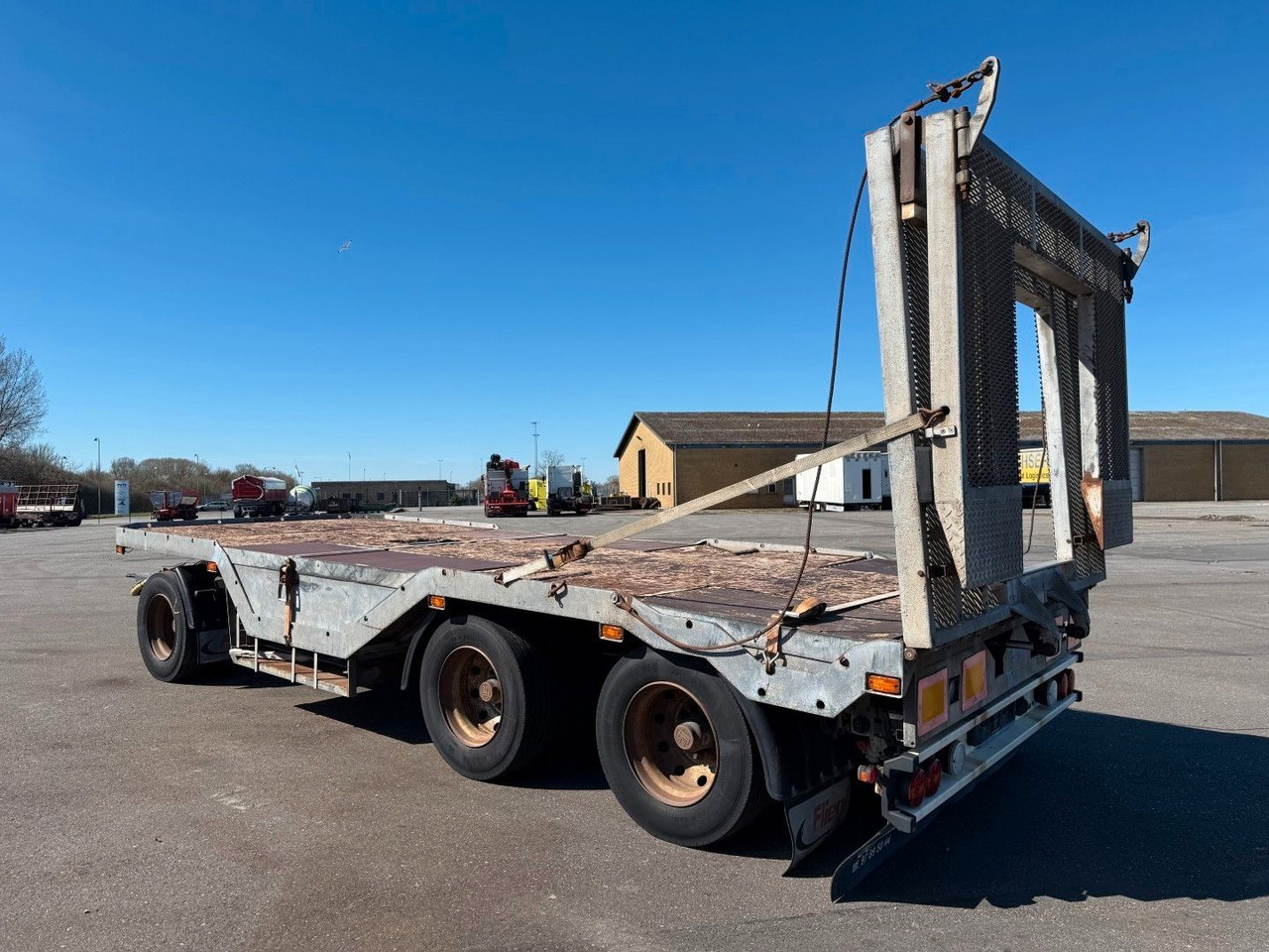 Fliegl FLT328 3 achser Maschinenanhänger mit Radkasten - Piekabe zema profila platforma: foto 5 Fliegl FLT328 3 achser Maschinenanhänger mit Radkasten - Piekabe zema profila platforma: foto 5