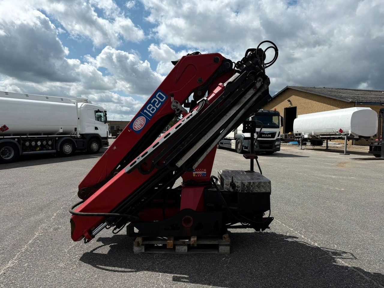 HMF 1820 K4 Remote control / Kran / Crane - Kravas auto ar manipulatoru: foto 4 HMF 1820 K4 Remote control / Kran / Crane - Kravas auto ar manipulatoru: foto 4