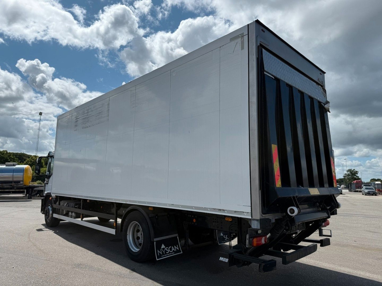 Iveco 180E32 4x2 Schmitz / Thermo King T-1200R Spectru Iveco 180E32 4x2 Schmitz / Thermo King T-1200R Spectru - Kravas automašīna refrižerators: foto 4 Iveco 180E32 4x2 Schmitz / Thermo King T-1200R Spectru Iveco 180E32 4x2 Schmitz / Thermo King T-1200R Spectru - Kravas automašīna refrižerators: foto 4