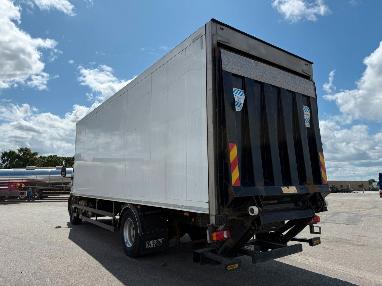 Iveco 180E32 Schmitz / Thermo King T-1200R Spectrum Iveco 180E32 Schmitz / Thermo King T-1200R Spectrum - Kravas automašīna refrižerators: foto 4 Iveco 180E32 Schmitz / Thermo King T-1200R Spectrum Iveco 180E32 Schmitz / Thermo King T-1200R Spectrum - Kravas automašīna refrižerators: foto 4