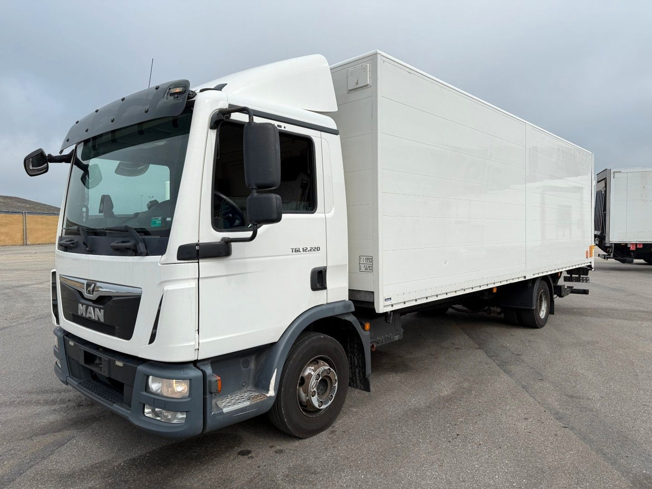 MAN TGL 12.220 4x2 Euro 6 Koffer - Kravas automašīna ar slēgto virsbūvi: foto 1 MAN TGL 12.220 4x2 Euro 6 Koffer - Kravas automašīna ar slēgto virsbūvi: foto 1