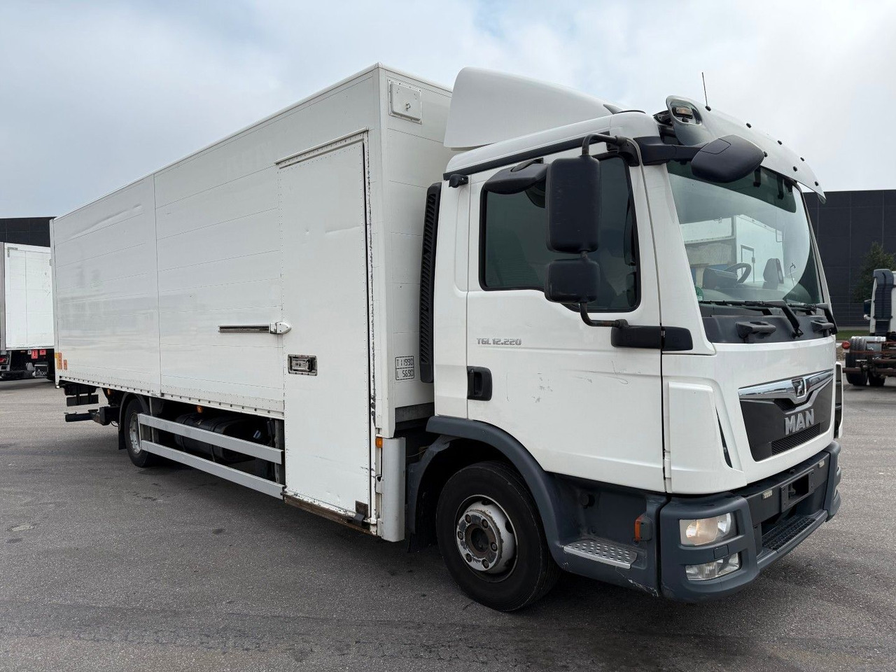 MAN TGL 12.220 4x2 Euro 6 Koffer - Kravas automašīna ar slēgto virsbūvi: foto 2 MAN TGL 12.220 4x2 Euro 6 Koffer - Kravas automašīna ar slēgto virsbūvi: foto 2