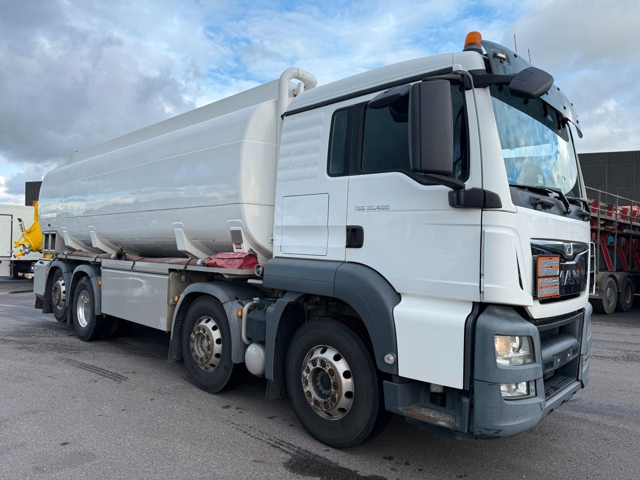MAN TGS 35.480 8x2*6 Euro 6 23.000 l ADR Tanktruck - Autocisterna: foto 2 MAN TGS 35.480 8x2*6 Euro 6 23.000 l ADR Tanktruck - Autocisterna: foto 2