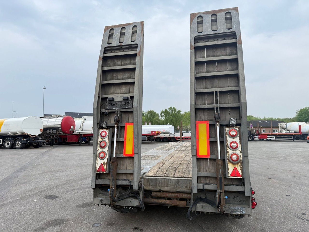 MTDK 4 Achsen 30 t. Maschinen Hydr. rampen - Piekabe zema profila platforma: foto 5 MTDK 4 Achsen 30 t. Maschinen Hydr. rampen - Piekabe zema profila platforma: foto 5