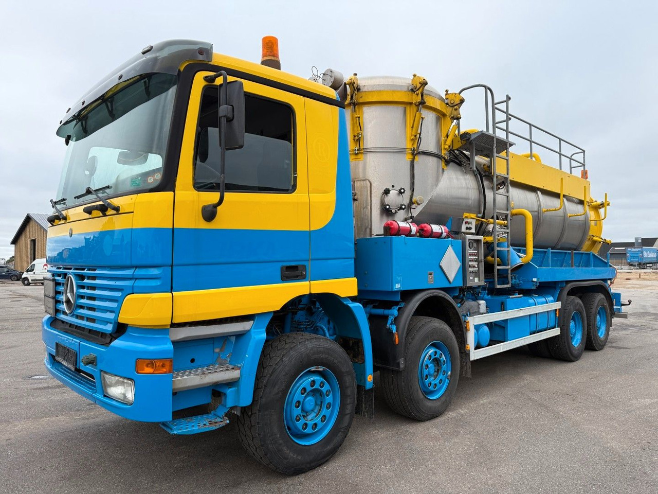 Mercedes-Benz Actros 4140 8x4 KOKS MEGAVAC 8000 ADR Dry Vac - Asenizācijas mašīna: foto 1 Mercedes-Benz Actros 4140 8x4 KOKS MEGAVAC 8000 ADR Dry Vac - Asenizācijas mašīna: foto 1