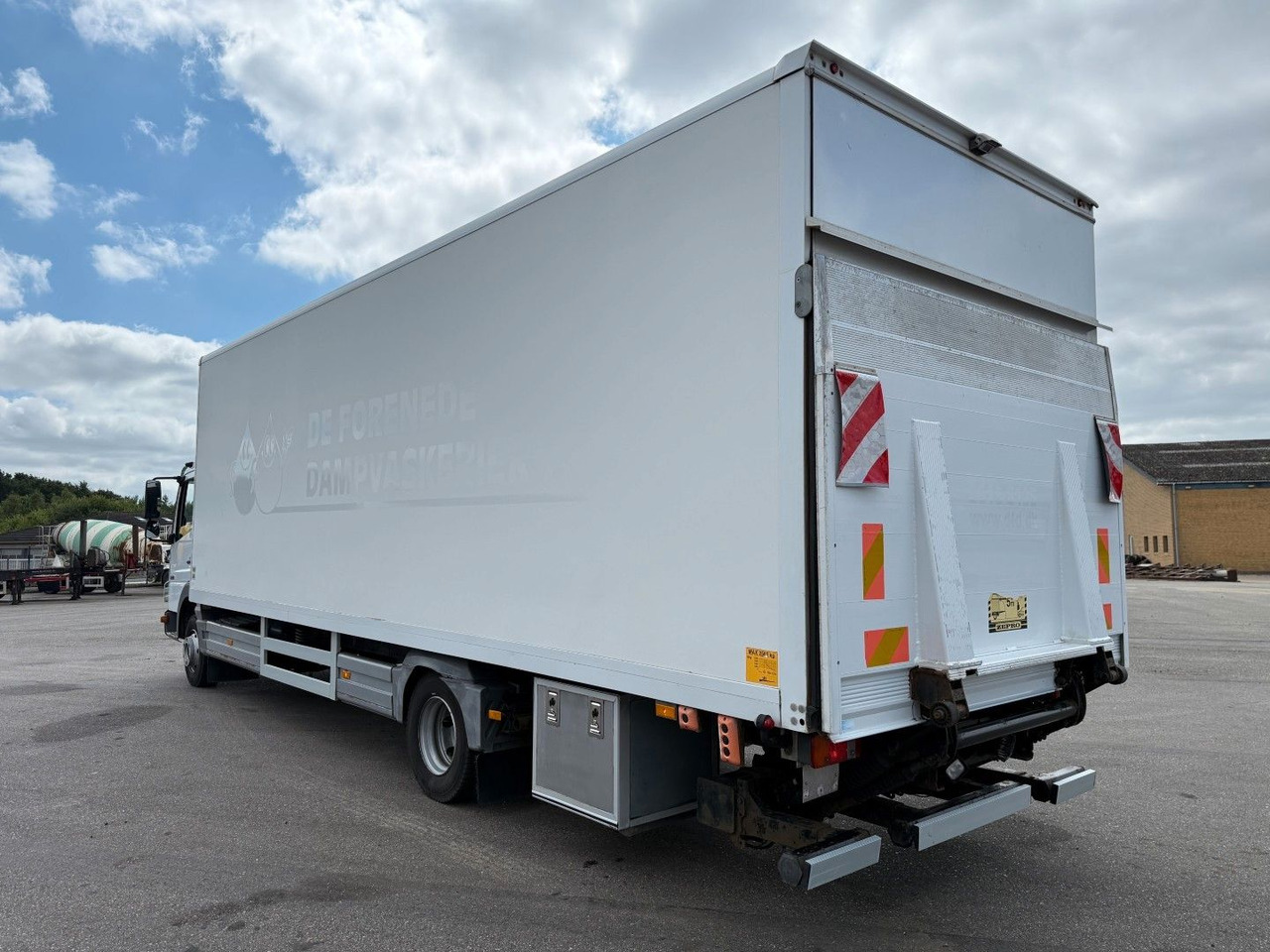 Mercedes-Benz Atego 1218 4x2 Euro 5 8,0 m. koffer - Kravas automašīna ar slēgto virsbūvi: foto 4 Mercedes-Benz Atego 1218 4x2 Euro 5 8,0 m. koffer - Kravas automašīna ar slēgto virsbūvi: foto 4