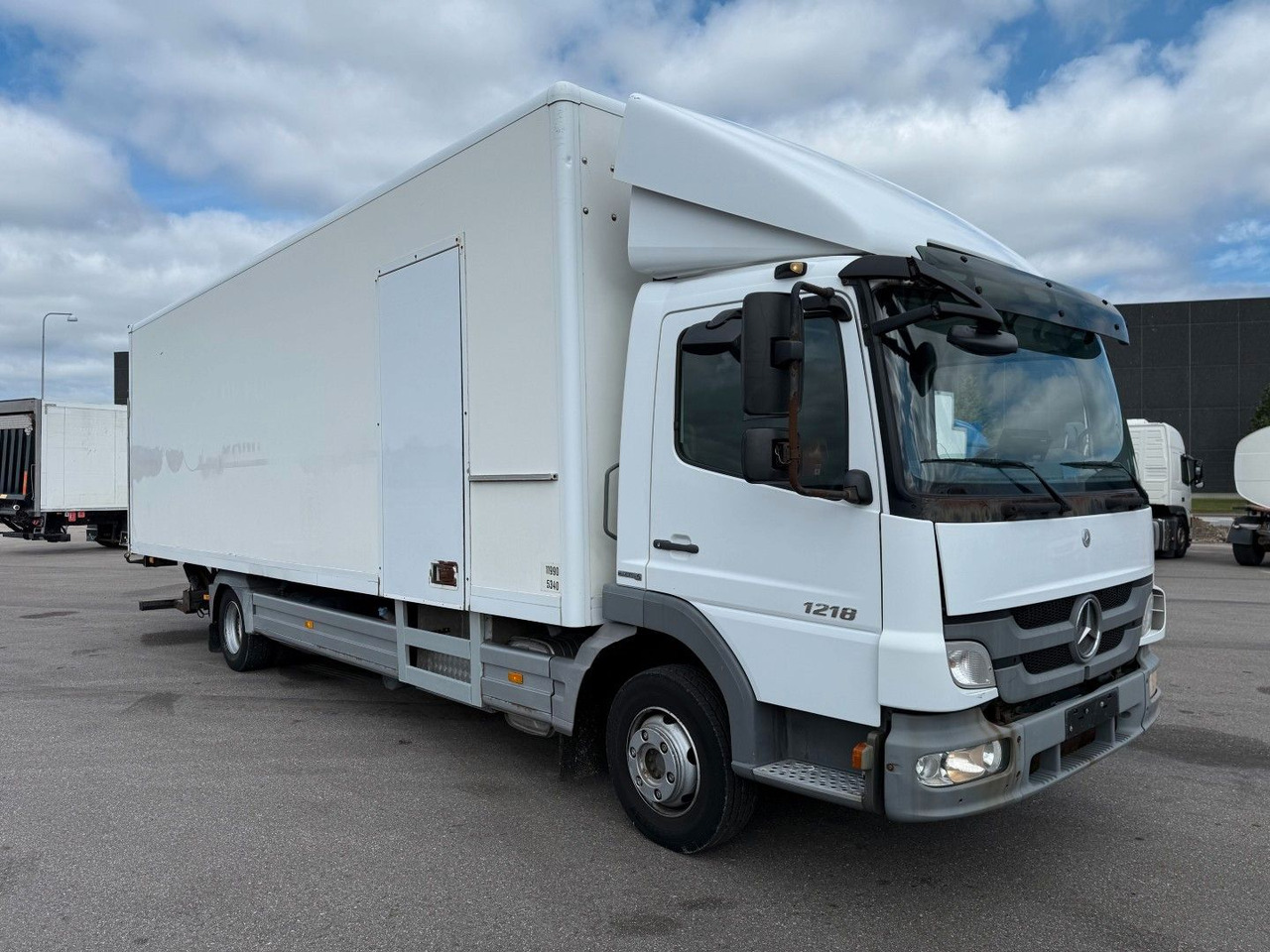 Mercedes-Benz Atego 1218 4x2 Euro 5 8,0 m. koffer - Kravas automašīna ar slēgto virsbūvi: foto 2 Mercedes-Benz Atego 1218 4x2 Euro 5 8,0 m. koffer - Kravas automašīna ar slēgto virsbūvi: foto 2