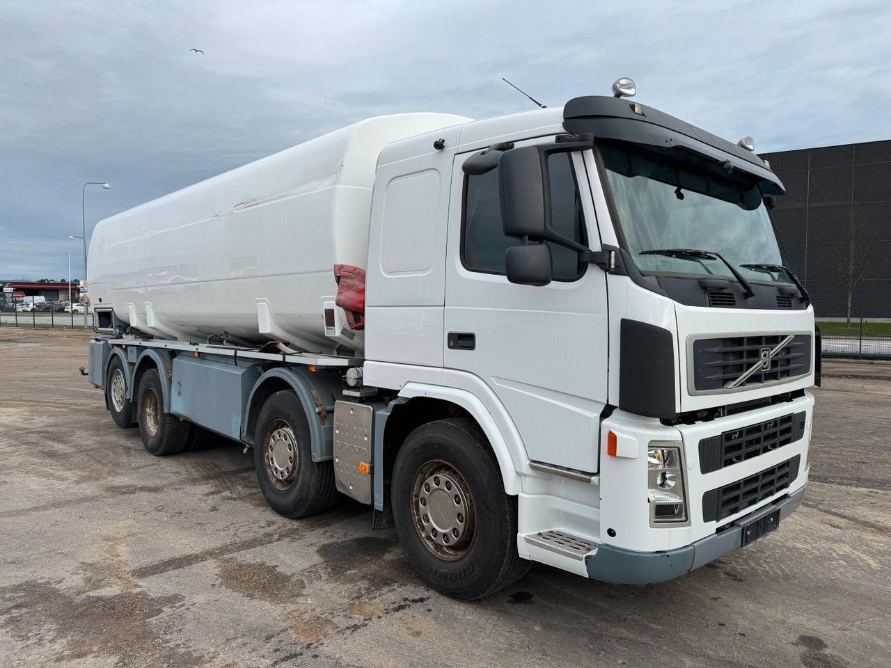 Volvo FM 440 8x2*6 24.000 l. ADR Tanktruck - Autocisterna: foto 2 Volvo FM 440 8x2*6 24.000 l. ADR Tanktruck - Autocisterna: foto 2