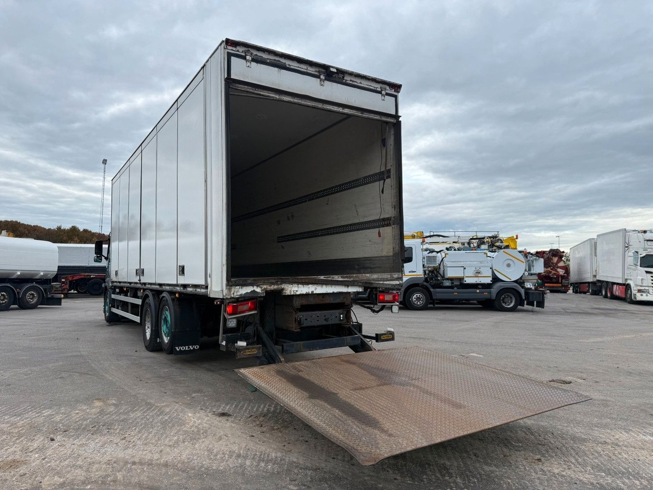 Volvo FM330 6x2*4 Carrier Supra 1050 Nordic - Kravas automašīna refrižerators: foto 5 Volvo FM330 6x2*4 Carrier Supra 1050 Nordic - Kravas automašīna refrižerators: foto 5